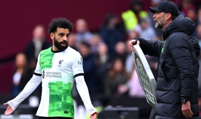 Mo Salah and Jurgen Klopp: Liverpool forward appears to clash with manager on touchline at West Ham